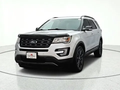 Photos of 2017 Ford Explorer XLT for sale in Gurnee, IL at CarWise Gurnee