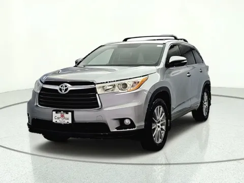 Photos of 2016 Toyota Highlander XLE V6 for sale in Gurnee, IL at CarWise Gurnee
