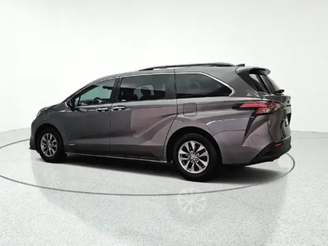 More photos of 2021 Toyota Sienna XLE at CarWise Gurnee, IL