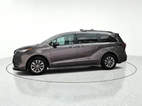 More photos of 2021 Toyota Sienna XLE at CarWise Gurnee, IL