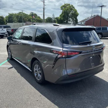 Photos of 2021 Toyota Sienna XLE for sale in Gurnee, IL at CarWise Gurnee