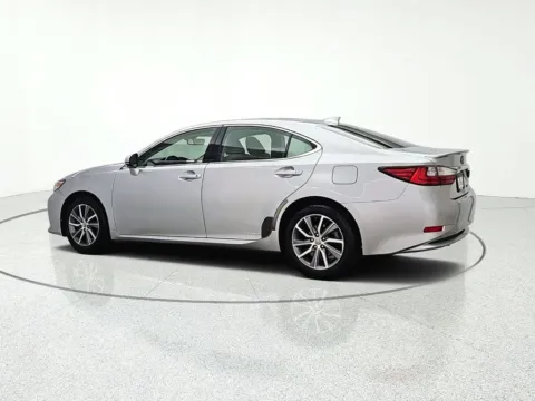 More photos of 2016 Lexus ES 300h at CarWise Gurnee, IL