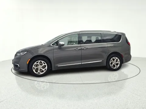 More photos of 2021 Chrysler Pacifica Limited at CarWise Gurnee, IL