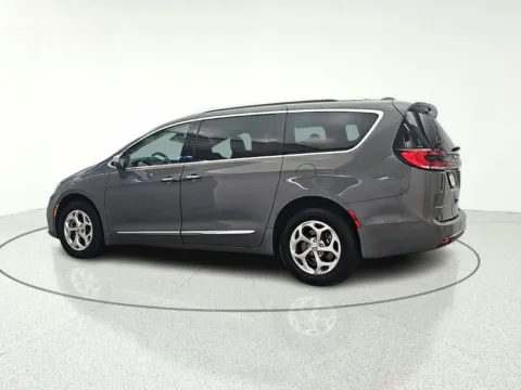 More photos of 2021 Chrysler Pacifica Limited at CarWise Gurnee, IL