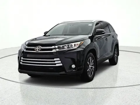 Photos of 2019 Toyota Highlander XLE for sale in Gurnee, IL at CarWise Gurnee