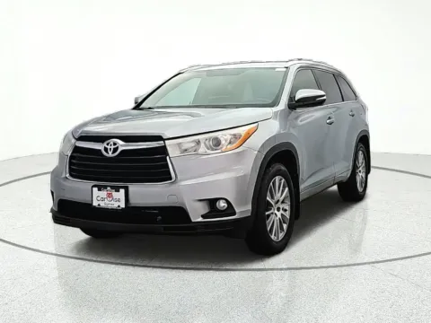 Photos of 2015 Toyota Highlander XLE V6 for sale in Gurnee, IL at CarWise Gurnee