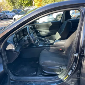More photos of 2021 Hyundai Elantra SEL at CarWise Gurnee, IL