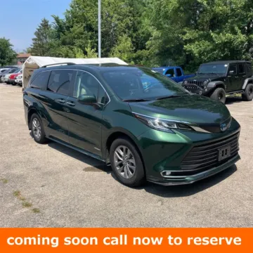 Green 2021 Toyota Sienna XLE for sale in Gurnee, IL