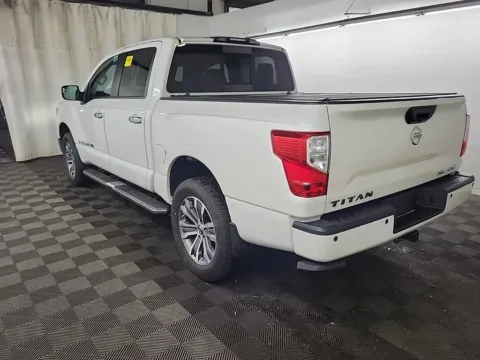 Photos of 2018 Nissan Titan SL for sale in Gurnee, IL at CarWise Gurnee