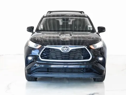 Photos of 2022 Toyota Highlander XLE for sale in Gurnee, IL at CarWise Gurnee