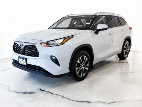 Another view of 2022 Toyota Highlander Hybrid XLE for sale in Gurnee, IL at CarWise Gurnee