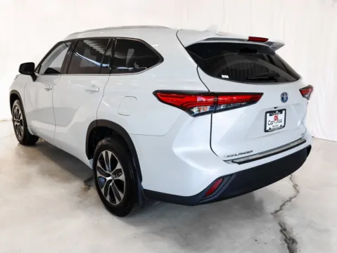 More photos of 2022 Toyota Highlander Hybrid XLE at CarWise Gurnee, IL