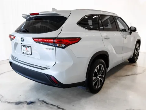 More photos of 2022 Toyota Highlander Hybrid XLE at CarWise Gurnee, IL