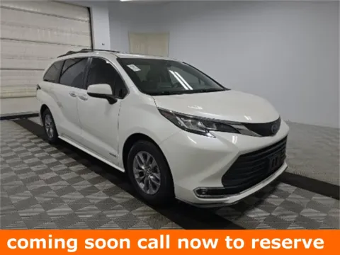 White 2021 Toyota Sienna XLE for sale in Gurnee, IL