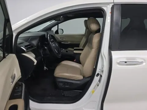 Another view of 2021 Toyota Sienna XLE for sale in Gurnee, IL at CarWise Gurnee