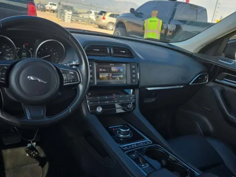More photos of 2017 Jaguar F-PACE 35t Premium at CarWise Gurnee, IL