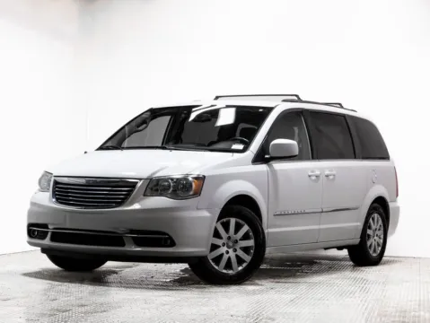 Another view of 2016 Chrysler Town & Country Touring for sale in Gurnee, IL at CarWise Gurnee