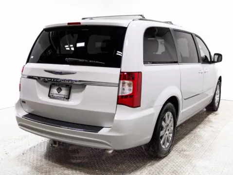 More photos of 2016 Chrysler Town & Country Touring at CarWise Gurnee, IL