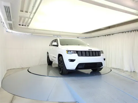 Photos of 2017 Jeep Grand Cherokee Altitude for sale in Gurnee, IL at CarWise Gurnee