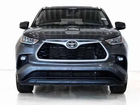 Photos of 2022 Toyota Highlander XLE for sale in Gurnee, IL at CarWise Gurnee