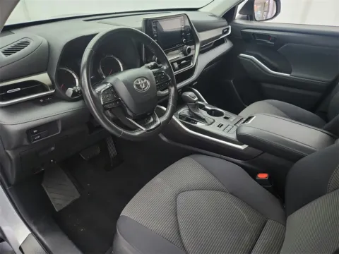 Silver 2021 Toyota Highlander LE for sale in Gurnee, IL
