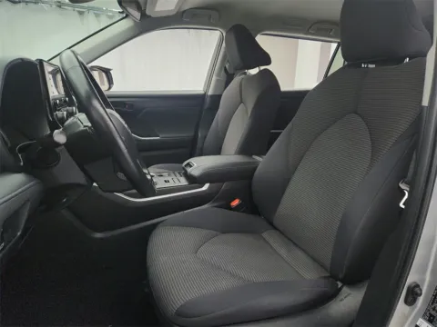 Photos of 2021 Toyota Highlander LE for sale in Gurnee, IL at CarWise Gurnee