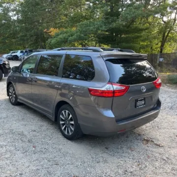Photos of 2018 Toyota Sienna LE for sale in Gurnee, IL at CarWise Gurnee