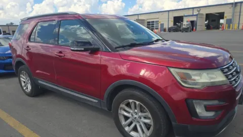 Photos of 2017 Ford Explorer XLT for sale in Gurnee, IL at CarWise Gurnee