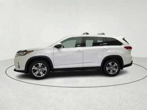 More photos of 2019 Toyota Highlander SE at CarWise Gurnee, IL