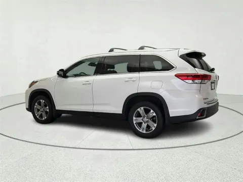 More photos of 2019 Toyota Highlander SE at CarWise Gurnee, IL