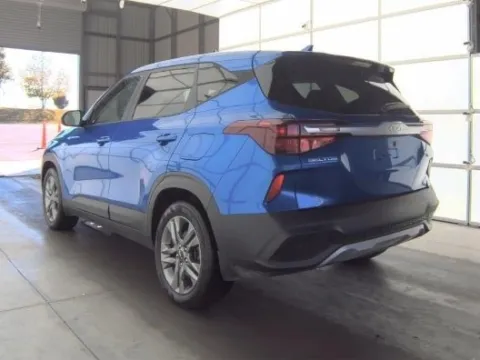 Photos of 2023 Kia Seltos LX for sale in Gurnee, IL at CarWise Gurnee