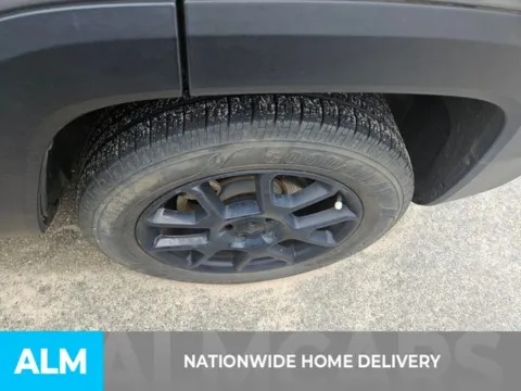 More photos of 2019 Jeep Renegade Latitude at ALM Kia Perry, GA