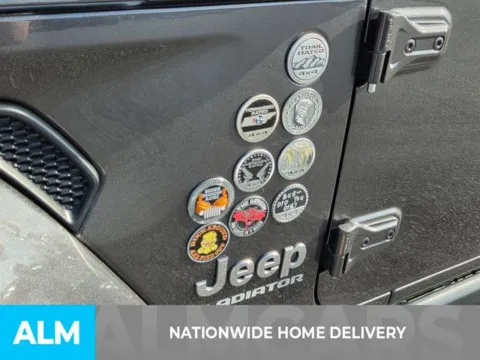 More photos of 2020 Jeep Gladiator Overland at ALM Kia Perry, GA