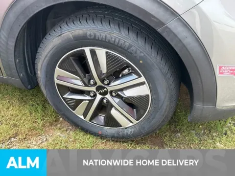 More photos of 2022 Kia Niro Plug-In Hybrid LXS at ALM Kia Perry, GA
