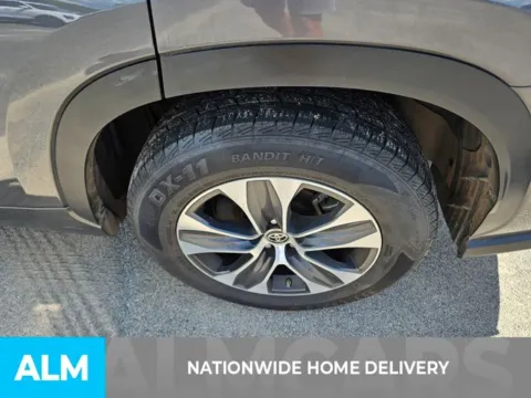 More photos of 2023 Toyota Highlander XLE at ALM Kia Perry, GA