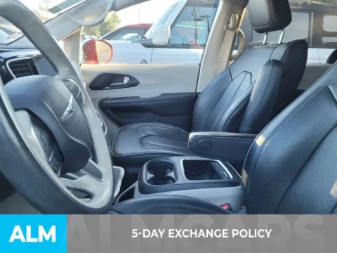 More photos of 2020 Chrysler Pacifica Limited at ALM Kia Perry, GA