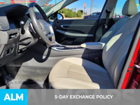 More photos of 2023 Hyundai Sonata Limited at ALM Kia Perry, GA
