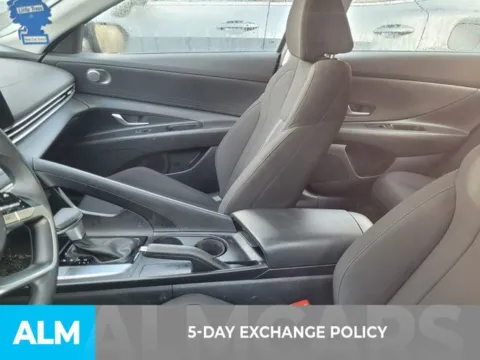 More photos of 2024 Hyundai Elantra SEL at ALM Kia Perry, GA