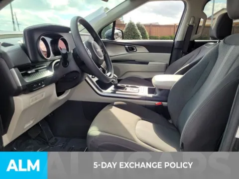 More photos of 2023 Kia Carnival LX at ALM Kia Perry, GA