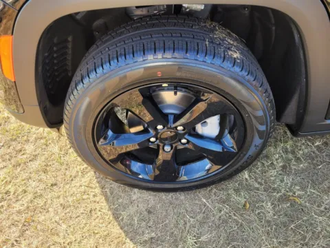 Photos of 2025 Jeep Grand Cherokee Limited for sale in Perry, GA at ALM CDJR Perry