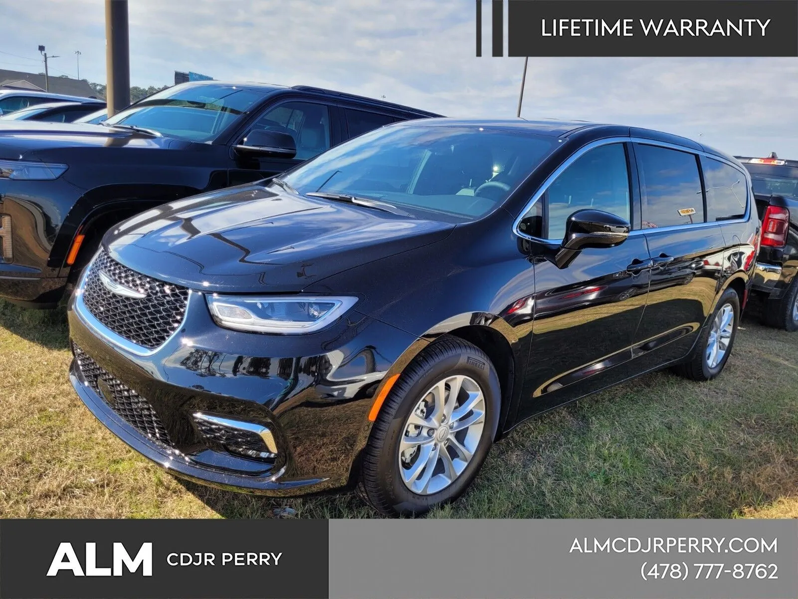 2026 Chrysler Pacifica Select's photo