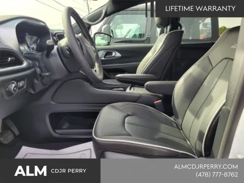 More photos of 2026 Chrysler Pacifica Limited at ALM CDJR Perry, GA