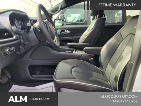 More photos of 2026 Chrysler Pacifica Limited at ALM CDJR Perry, GA