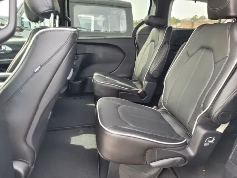 More photos of 2026 Chrysler Pacifica Limited at ALM CDJR Perry, GA