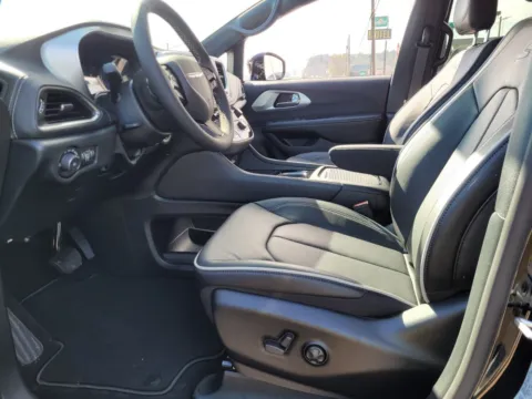 Photos of 2026 Chrysler Pacifica Limited for sale in Perry, GA at ALM CDJR Perry