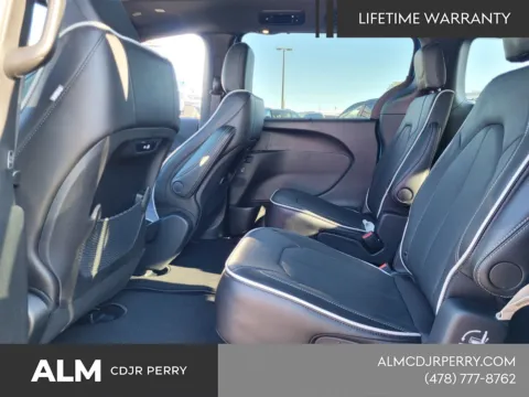 More photos of 2026 Chrysler Pacifica Limited at ALM CDJR Perry, GA