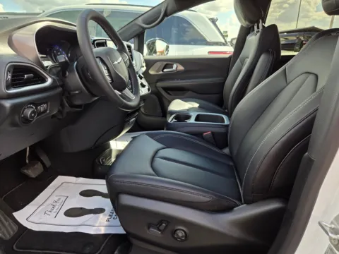 More photos of 2026 Chrysler Pacifica Select at ALM CDJR Perry, GA