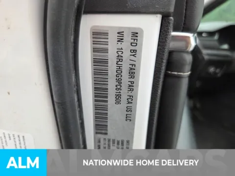 More photos of 2023 Jeep Grand Cherokee Overland at ALM CDJR Perry, GA