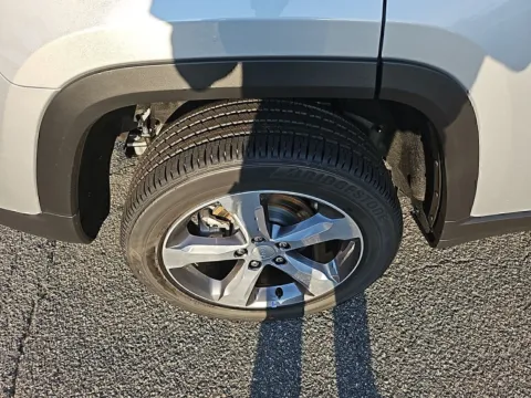 More photos of 2024 Jeep Grand Cherokee Limited at ALM CDJR Perry, GA
