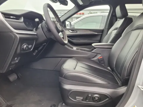 More photos of 2024 Jeep Grand Cherokee Limited at ALM CDJR Perry, GA